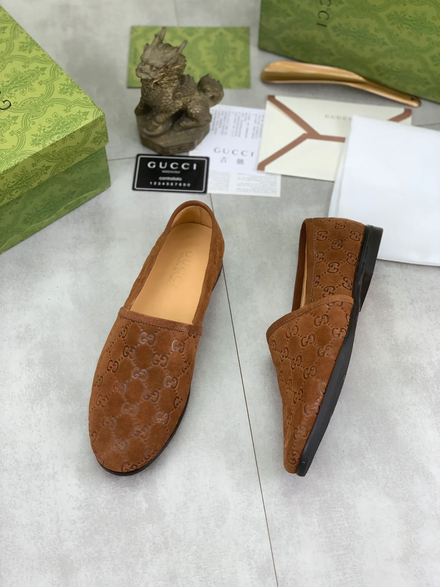 Men's Men's Shoes 💰P500💰【New Style】Water-dyed Niuli Gucci's most popular selection of lazy slip-on leather shoes (Gucci) official website latest Gucci lazy leather shoes, hot style 💥 simple and elegant style, exclusive for trendy men. Unique official website latest brand original double G embossing Elements 👑 Original Gucci decoration, fashionable and elegant, fabric original calfskin ✅ fully imported first-layer cowhide lining, official website designated wear-resistant, rubber business outsole, classic model taken at the counter in real life 🎬38-44 Various colors available